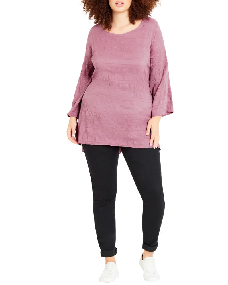 Front of a model wearing a size 22/24 TUNIC HIDDEN TEXTURE in Blush by Evans. | dia_product_style_image_id:302715
